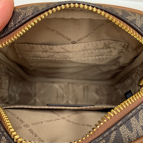 MICHAEL KORS
Jet Set Travel Medium Signature Logo Crossbody Bag
COLOR BR… - Picture 11 of 14